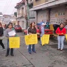 Bloqueo por madres de familia en Cuernavaca