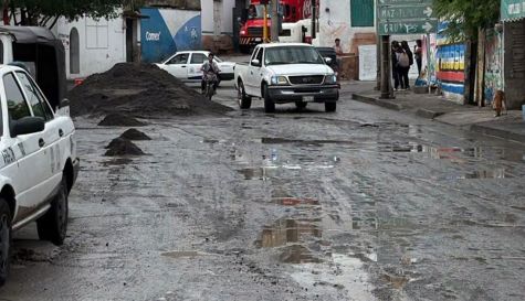 Realizan trabajos de limpieza en calles de Coatelco para prevenir inundaciones