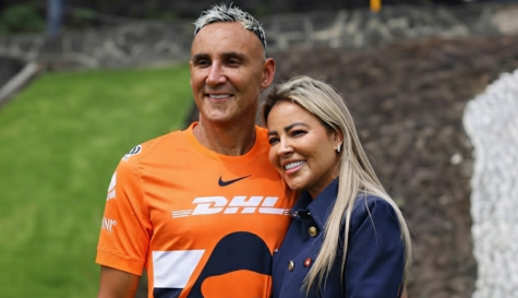 Keylor Navas interrumpe conferencia de Pumas por llamada de su esposa