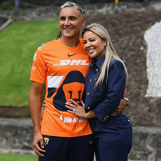 Keylor Navas interrumpe conferencia de Pumas por llamada de su esposa