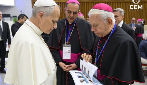 Obispo de Cuernavaca entrega al Papa libro sobre desaparecidos en México
