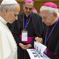 Obispo de Cuernavaca entrega al Papa libro sobre desaparecidos en México Obispo de Cuernavaca entrega al Papa libro sobre desaparecidos en México
