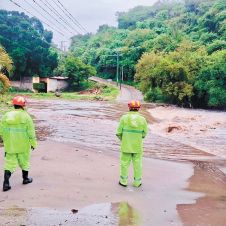 Lluvias en Xochitepec provocan inundaciones, rescates y cierre de vialidades Lluvias en Xochitepec provocan inundaciones, rescates y cierre de vialidades