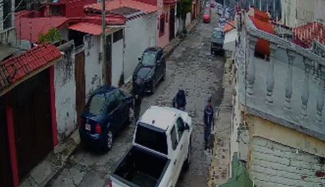 Robo de camioneta en Cuernavaca: Conductor escapa en Flores Magón