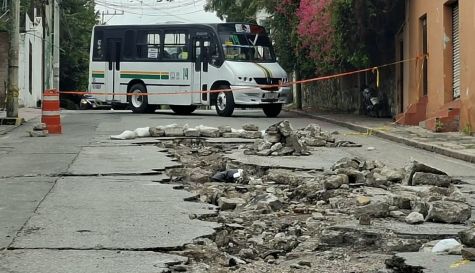 Colapsa la avenida Atlacomulco en Cuernavaca por falla en drenaje