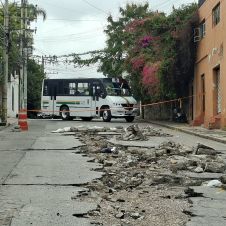 Colapsa la avenida Atlacomulco en Cuernavaca por falla en drenaje Colapsa la avenida Atlacomulco en Cuernavaca por falla en drenaje
