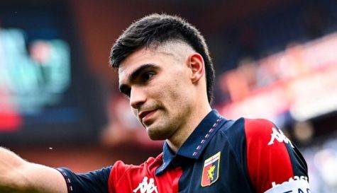 Johan Vásquez se consolidó como referente del Genoa, disputando todo el encuentro ante la Fiorentina.