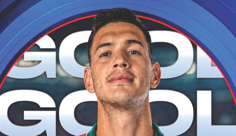 Tras dejar atrás las molestias musculares, César Montes completó todo el partido y aportó en la ofensiva de su club.