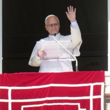 Con 71 años cumplidos recientemente, el líder de la Iglesia Católica lució sereno al pedir oraciones a los fieles.