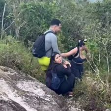El instinto de supervivencia llevó a los jóvenes a buscar refugio mientras la ladera de la montaña se sacudía.
