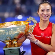 Qinwen Zheng hace historia en Beijing tras superar una lesión de codo