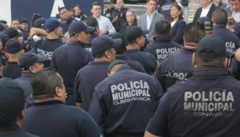 Policías exigen aumento salarial