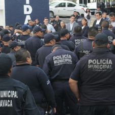 Policías exigen aumento salarial