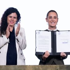 Claudia Sheinbaum fima decreto para proteger a los niños
