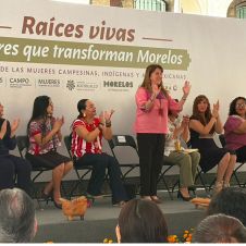 Margarita González Saravia reconoce a mujeres campesinas Margarita González Saravia reconoce a mujeres campesinas