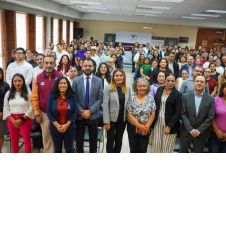El objetivo central es dotar a los funcionarios y educadores de herramientas teóricas y prácticas para identificar factores de riesgo