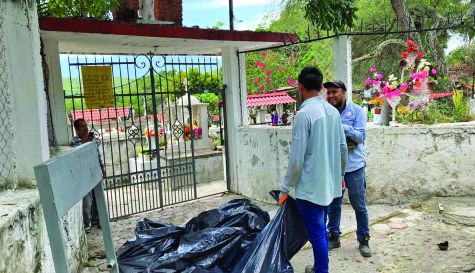 Descacharrización en los panteones de Jojutla por Día de Muertos
