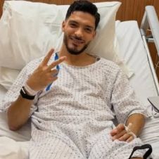 Raúl Jiménez fue operado con éxito de la rodilla en Londres
