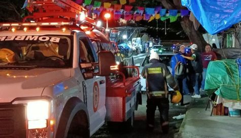 El trabajo coordinado entre locatarios y rescatistas evito que el fuego se extendiera a locales continuos.