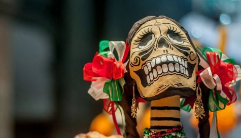 El altar de muertos recibe a las almas en un orden cronológico arraigado en la costumbre popular e investigaciones del INAH.