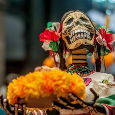 El altar de muertos recibe a las almas en un orden cronológico arraigado en la costumbre popular e investigaciones del INAH.