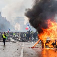 Francia registra protestas, saqueos e incendios en París