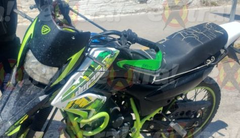 Detienen a sujeto que circulaba en moto a exceso de velocidad