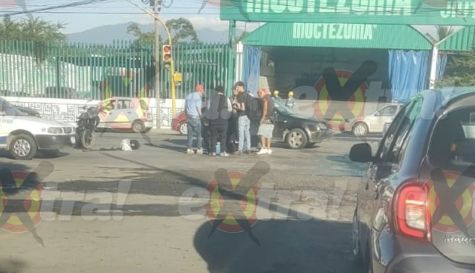 Accidente entre motocicleta y auto en Jiutepec deja una mujer lesionada