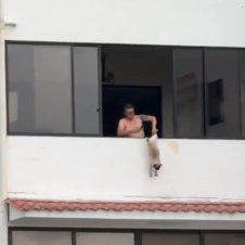 Hombre cuelga a un perrito desde balcón Detenido por maltrato
