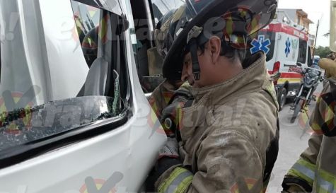 Sujeto queda atrapado en colectiva en Cuautla