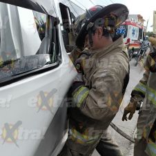 Sujeto queda atrapado en colectiva en Cuautla