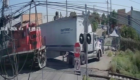 Tráiler es embestido por el tren tras realizar una vuelta prohibida