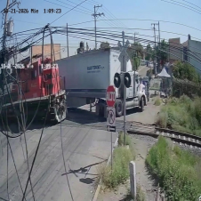 Tráiler es embestido por el tren tras realizar una vuelta prohibida Tráiler es embestido por el tren tras realizar una vuelta prohibida