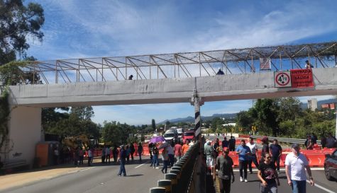 Vecinos de Cuernavaca mantienen un bloqueo en la autopista México-Cuernavaca en ambos sentidos por falta de agua. Toma precauciones viales.