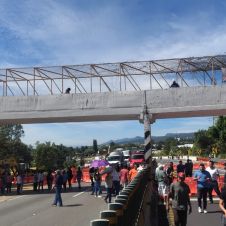 Vecinos de Cuernavaca mantienen un bloqueo en la autopista México-Cuernavaca en ambos sentidos por falta de agua. Toma precauciones viales.