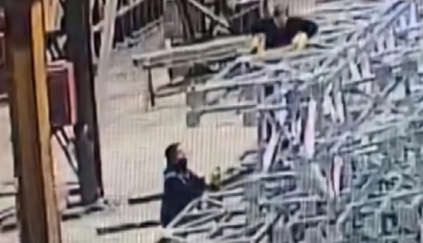 Joven muere aplastado por estructura metálica en fábrica | VIDEO