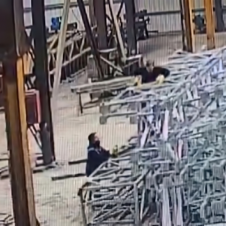 Joven muere aplastado por estructura metálica en fábrica | VIDEO