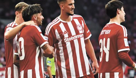 Armando "Hormiga" González es titular en la goleada de Olympiacos