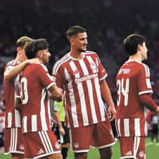Armando "Hormiga" González es titular en la goleada de Olympiacos