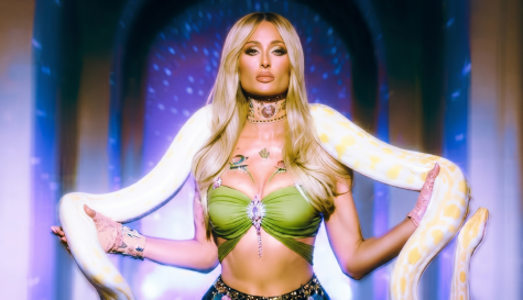 Paris Hilton recrea look de Britney Spears