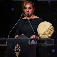Charlyn Corral, del Pachuca, se convirtió este lunes 26 de octubre de 2026 en la primera mexicana en la historia en levantar un trofeo de la gala del Balón de Oro