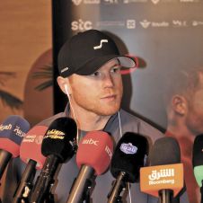Saúl "Canelo" Álvarez llega a Arabia Saudita para pelear ante Mbilli