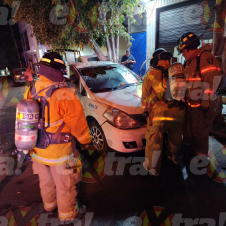 Incendio consume taxi durante la madrugada en Cuautla