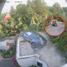Accidente en Cuajimalpa: auto atraviesa una casa | VIDEO