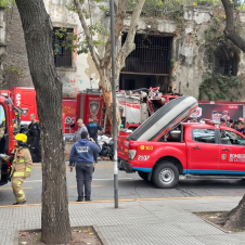 Camión de bomberos choca contra muro de cárcel en Buenos Aires: 10 heridos