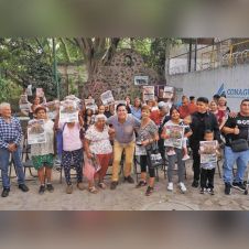 Juan Ángel Flores Bustamante escucha solicitudes en Sacatierra