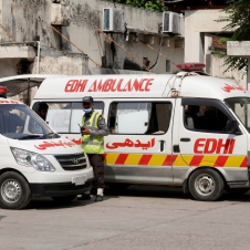 Explota ambulancia en hospital de Pakistán y mueren 10 personas