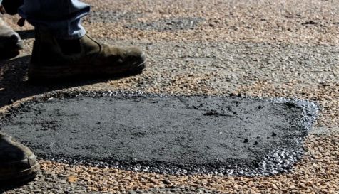 Los baches vuelven a aparecer después de reparar una calle