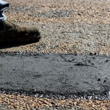 Los baches vuelven a aparecer después de reparar una calle
