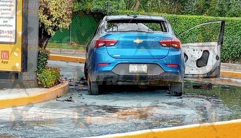 Se prende auto en el McDonalds de El Polvorín